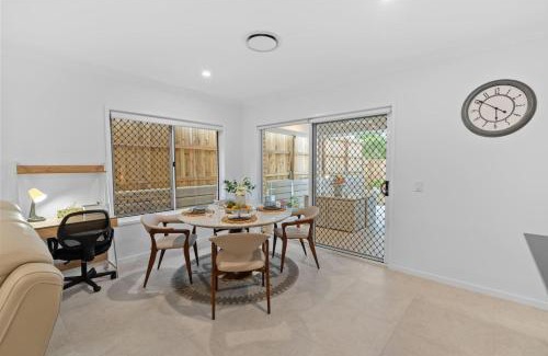 Bridgeman Downs House | 1mins to Mall Brandnew 4Beds cozy home with Ducted AC