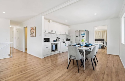 Sunnybank House | 1Mins to Pinelands Plaza, 4BR Chic Family Retreat