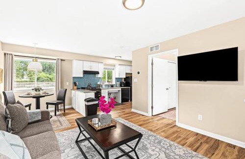 Roseville Apartment | 1st Floor 1BR Flat, King Bed, End Unit