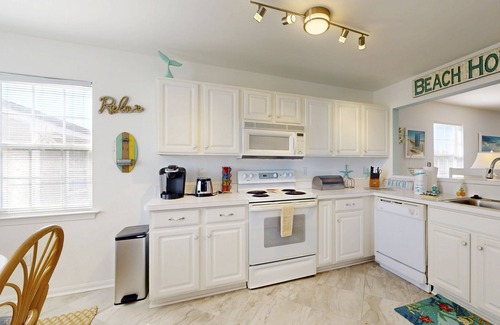 Ocean View House | 1st-floor Bethany Bay condo with bay views & on-site golf/pool/tennis