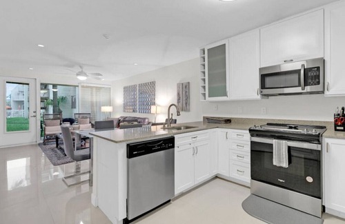 South Padre Island Condo | 1st Floor Condo w/Beautiful Resort Grounds! Pool/Hot Tub/Tennis Courts & More!
