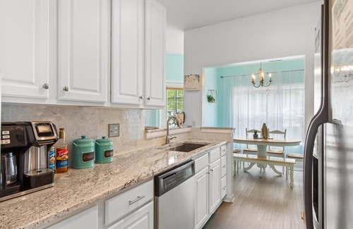 Lewes Condo | 1st floor Coastal Oasis w Pool, Beach Chairs, & Linens near Lewes & Restaurants