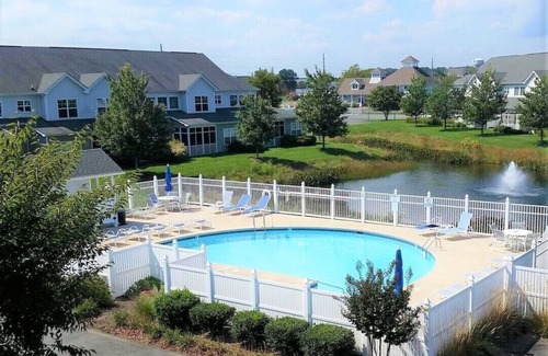 Lewes Condo | 1st floor Coastal Oasis w Pool, Beach Chairs, & Linens near Lewes & Restaurants