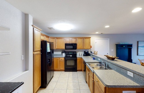 Sandbridge Condo | 1st-floor condo 1 block from the beach w/private washer & dryer & shared pool