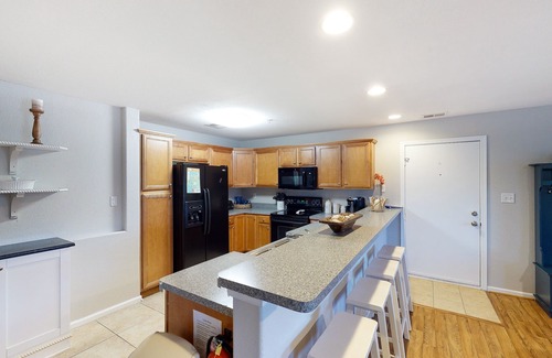 Sandbridge Condo | 1st-floor condo 1 block from the beach w/private washer & dryer & shared pool