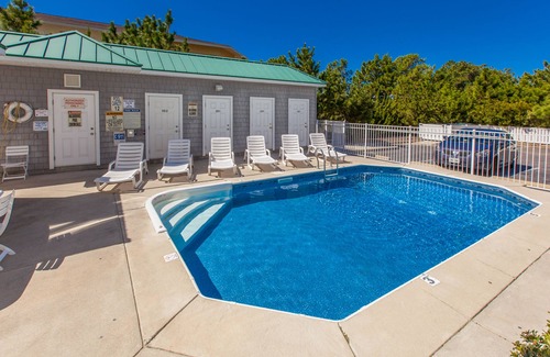 Sandbridge Condo | 1st-floor condo 1 block from the beach w/private washer & dryer & shared pool
