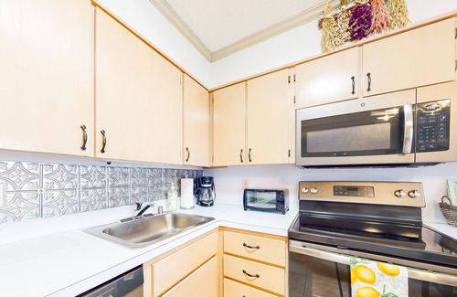 North Ocean City Condo | 1st floor end-unit condo with high-speed WiFi, screened porch, and shared pool