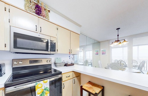 North Ocean City Condo | 1st floor end-unit condo with high-speed WiFi, screened porch, and shared pool