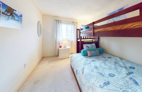 North Ocean City Condo | 1st floor end-unit condo with high-speed WiFi, screened porch, and shared pool