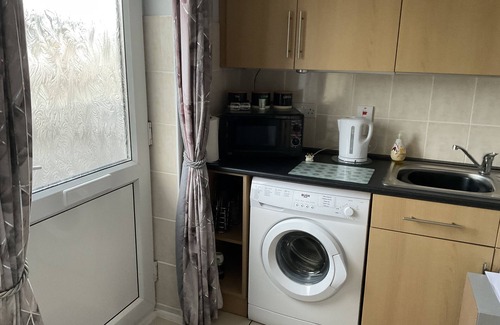 Berrow House | 1st Floor Hillview 2 bedroomed central location