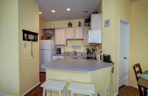 Corpus Christi Condo | 1st FLOOR LARGE 1BR, BEAUTIFUL Beach Getaway! Pool, Hot Tub, Sauna & More