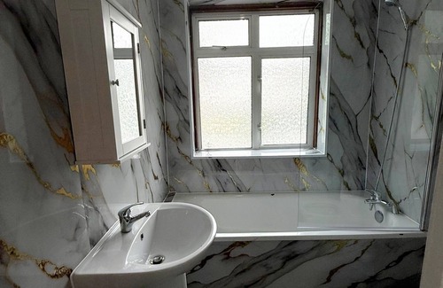 Dudden Hill Hotel | 1st Floor Quadruple Room in Wembley!-RD