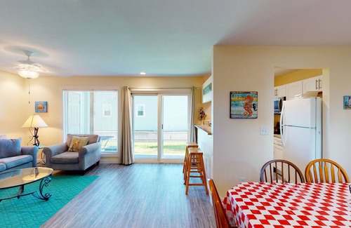 Port Aransas Condo | 1st Floor, Shared Pool and Hot Tub, Near Marina