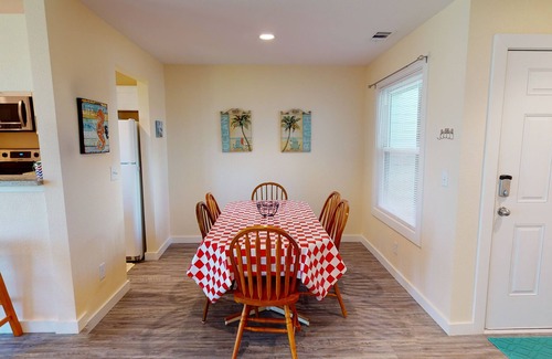 Port Aransas Condo | 1st Floor, Shared Pool and Hot Tub, Near Marina