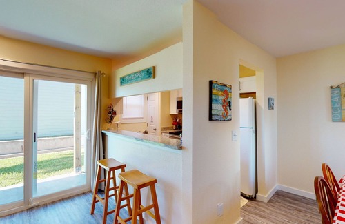 Port Aransas Condo | 1st Floor, Shared Pool and Hot Tub, Near Marina