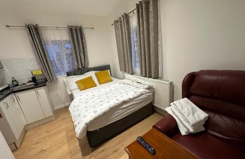Downham Apartment | 1st Studio Flat With full Private Toilet And Shower With its Own Kitchenette in Keedonwood Road Bromley A Fully Equipped Independent Studio Flat