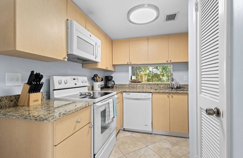 Gulf Gate Estates Condo | 2/1 condo +heated pool , 6 min from Siesta Beach