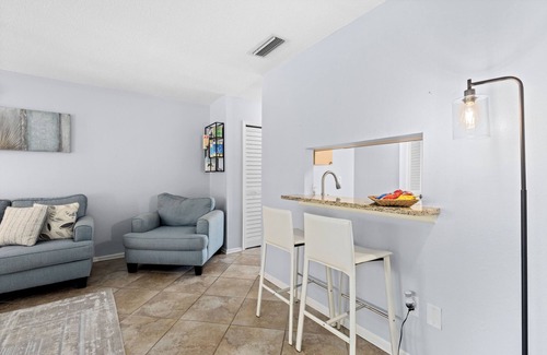 Gulf Gate Estates Condo | 2/1 condo +heated pool , 6 min from Siesta Beach