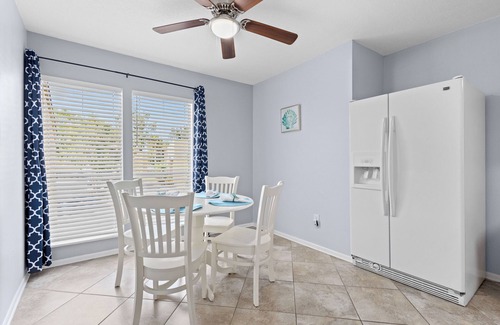 Gulf Gate Estates Condo | 2/1 condo +heated pool , 6 min from Siesta Beach