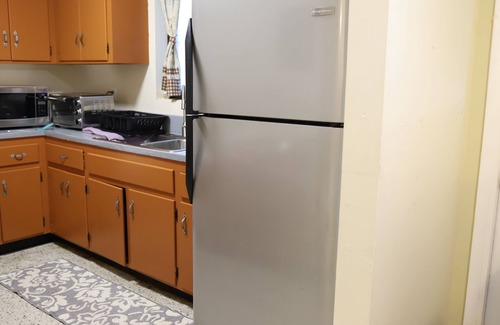 College Park House | 2/1 town house, 3 beds, 2 miles to the beaches