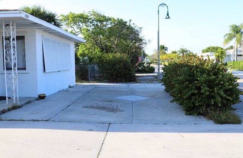 College Park House | 2/1 town house, 3 beds, 2 miles to the beaches