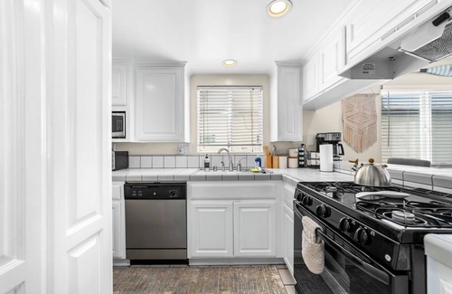 El Segundo House | 2/2 Beach Bungalow With Ocean Views & Parking!