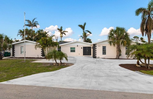 North Naples House | 2/2 King Bungalow Near Beach! Lovely Modern Hideaway with Hot Tub