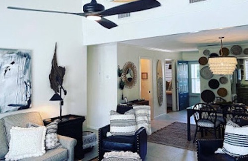Saint Simons Heights Condo | 2.2 miles to Beach! Beautiful condo located next to Redfern Village.