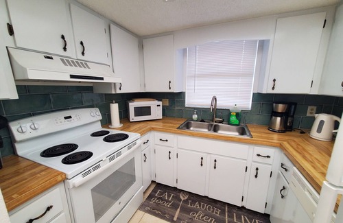 Port Charlotte Condo | 2/2 Spacious Condo 15 min away from Gulf Coast Beaches