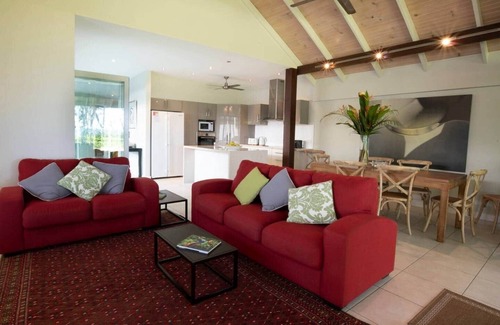 Mission Beach House | 2/24 Donkin - Luxury - Absolute Beachfront