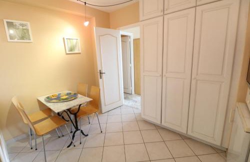 Cannes Old Town Apartment | 2, 3 and 4 bedroom sea view Forville Apartments 5 mins from the Palais