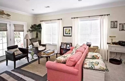 Garden City House | 2-3 Minute/1 Block Walk to Beach, Private Pool, 3 decks, Pets, SEASON DISCOUNTS