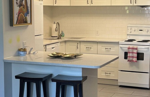 Southwest Calgary Apartment | 2.5 km to stampede and BMO/sleeps 6