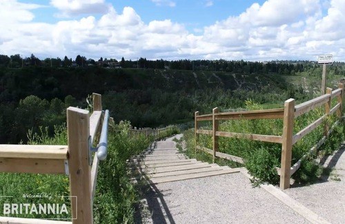 Southwest Calgary Apartment | 2.5 km to stampede and BMO/sleeps 6