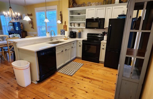 Laurel Grove House | 2 - 6 Seater Golf Carts, 5 Adult 2 Kid Bikes, 6 Beach Chairs, Picturesque Views!
