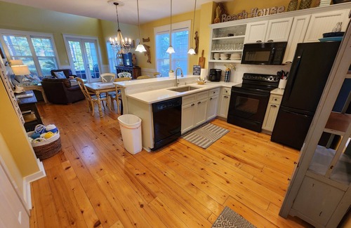 Laurel Grove House | 2 - 6 Seater Golf Carts, 5 Adult 2 Kid Bikes, 6 Beach Chairs, Picturesque Views!