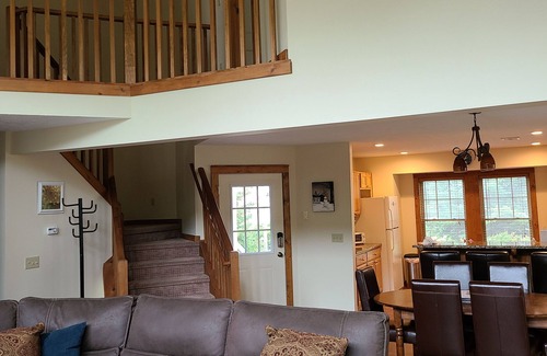 Tannersville House | 2,650 square foot 3 bedroom with private hot tub and guest room