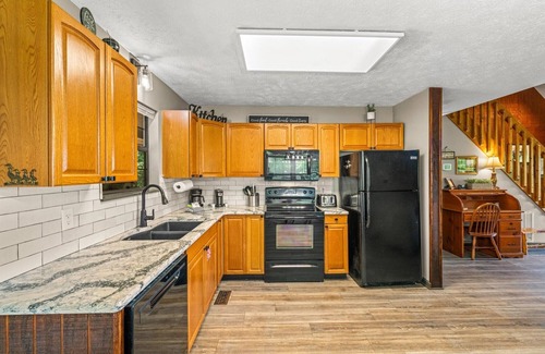 Sevierville Cabin | 2-7 Guests, 1 mile from Dollywood, Newly Remodeled, 3 Bed 2.5 bath, Very Private