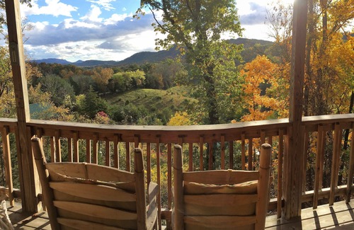Sevierville Cabin | 2-7 Guests, 1 mile from Dollywood, Newly Remodeled, 3 Bed 2.5 bath, Very Private