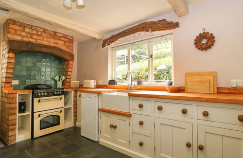 Gwynedd- Snowdonia Cottage | 2 BANC LLUGWY, family friendly, with open fire in Betws-Y-Coed