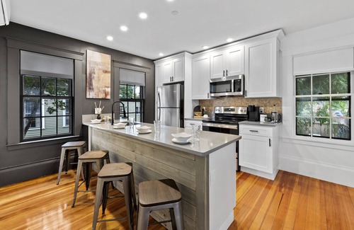 Rockport Apartment | 2 Bd/2 Bth with ·King bed ·2 floors · Private Parking · Downtown Rockport