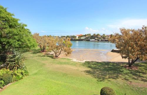 Mooloolaba Apartment | 2 BD spacious apartment in Parkyn Parade with water views.