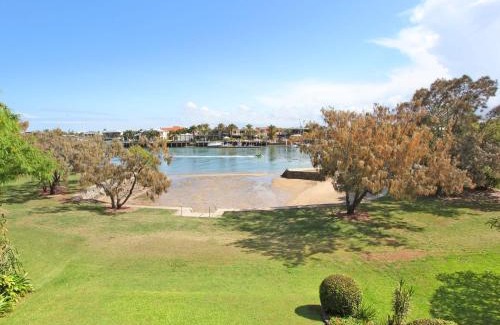 Mooloolaba Apartment | 2 BD spacious apartment in Parkyn Parade with water views.
