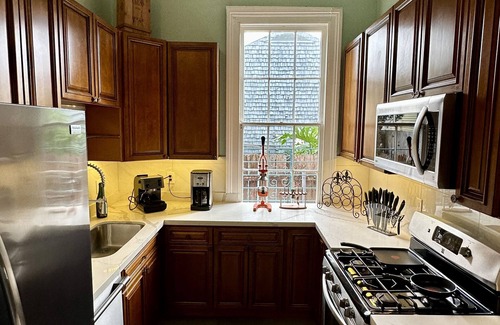 West Riverside Apartment | 2 BD Uptown off Magazine St w pool & patio