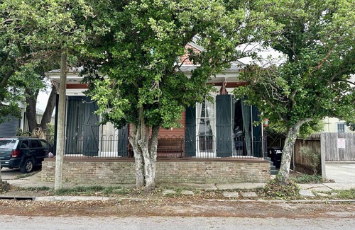 West Riverside Apartment | 2 BD Uptown off Magazine St w pool & patio
