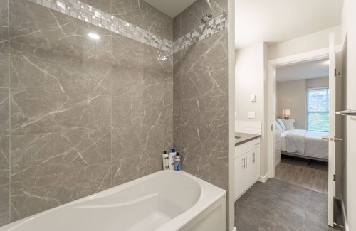 Fairview Apartment | 2-BDR 2-BATH | 1100 sq.ft | Near Granville Island