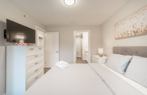 Fairview Apartment | 2-BDR 2-BATH | 1100 sq.ft | Near Granville Island