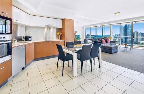 Surfers Paradise Apartment | 2 BDR OCEAN VIEW - CHEVRON TOWER * Beach Central Location*