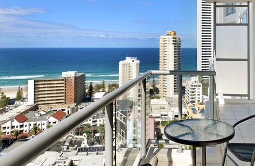 Surfers Paradise Apartment | 2 BDR OCEAN VIEW - CHEVRON TOWER * Beach Central Location*