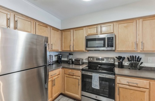North Capitol Condo | 2 BDR Riverfront Living Right in Downtown Nashville! Pet friendly, Walk to Parks